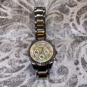 Women’s Fossil watch. Excellent condition with collectors tin. Needs new battery